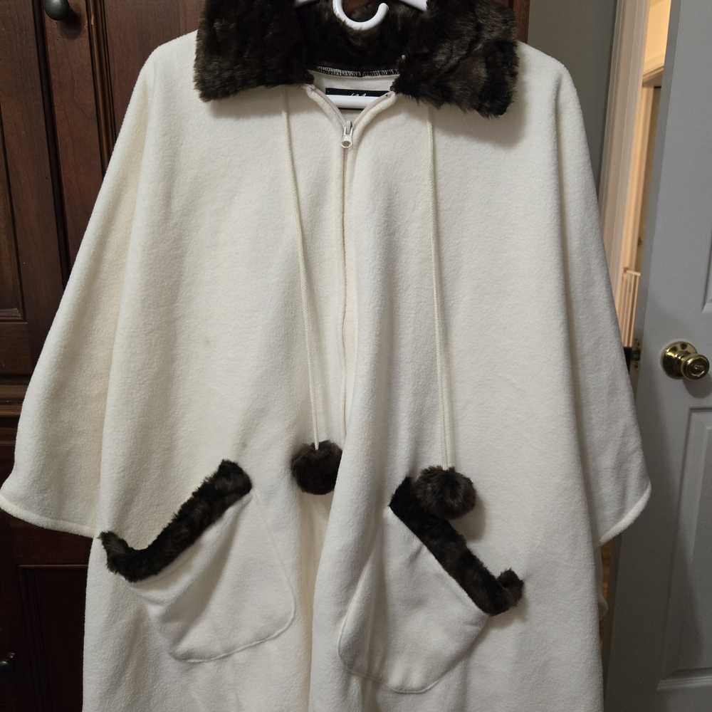 Midnight Velvet White Cape with Faux Fur